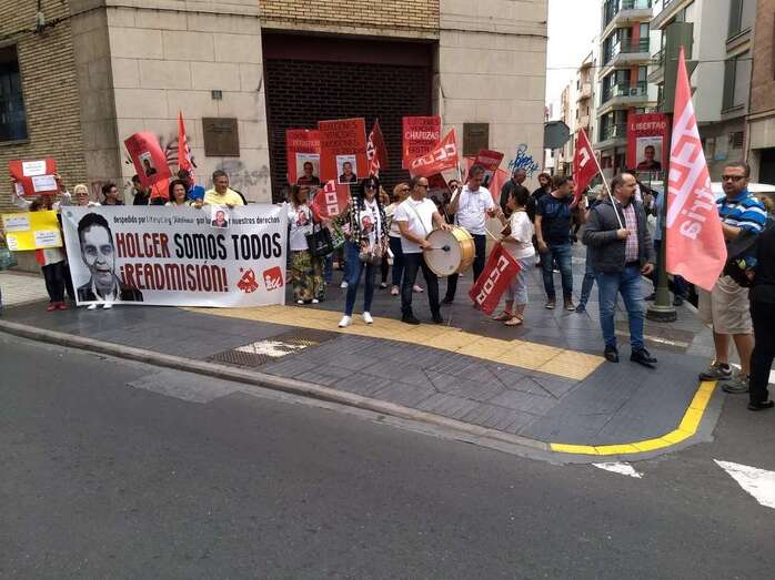 La concentración se desarrolló a las puertas del edificio de Telefónica (Foto TA)